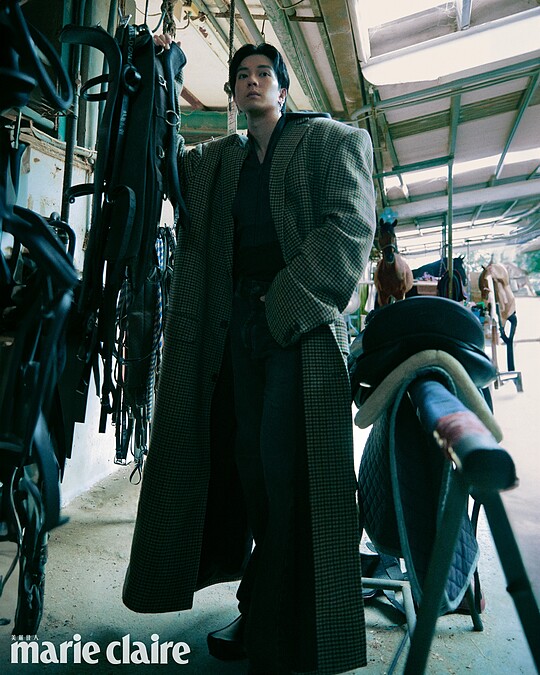 格紋大衣、短版連帽外套、皮鞋,all by Balenciaga;V Code 系列珍珠耳環 、PASSIONOIR 系列黑珍珠項鍊,all by Mikimoto。