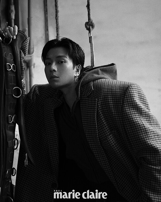 格紋大衣、短版連帽外套,both by Balenciaga;V Code 系列珍珠耳環 、PASSIONOIR 系列黑珍珠項鍊 ,both by Mikimoto。