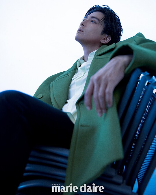 襯衫、綠色大衣,both by Valentino;MIKIMOTO COMME des GARÇONS 聯名珍珠項鍊,Mikimoto。