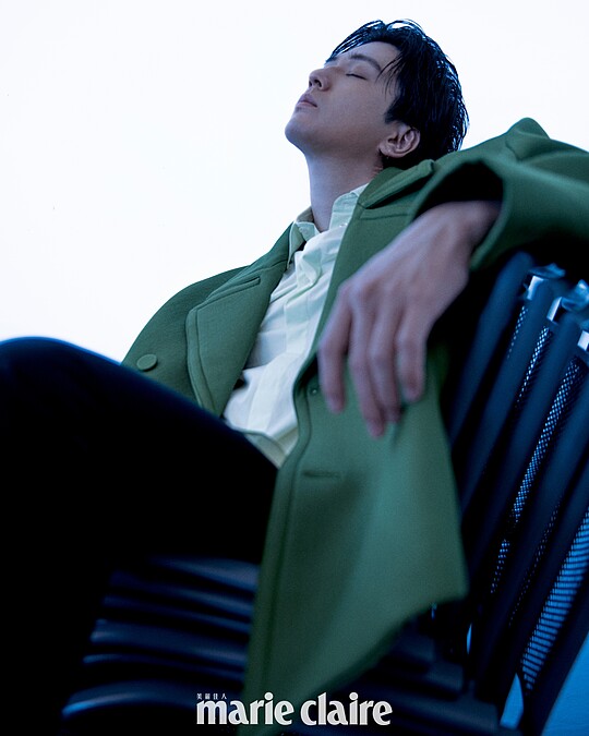 襯衫、綠色大衣、西裝褲,all by Valentino;MIKIMOTO COMME des GARÇONS 聯名珍珠項鍊,Mikimoto。