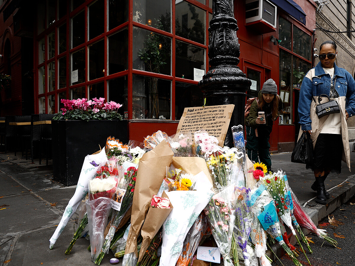 紐約市民路邊獻花掉念馬修派瑞