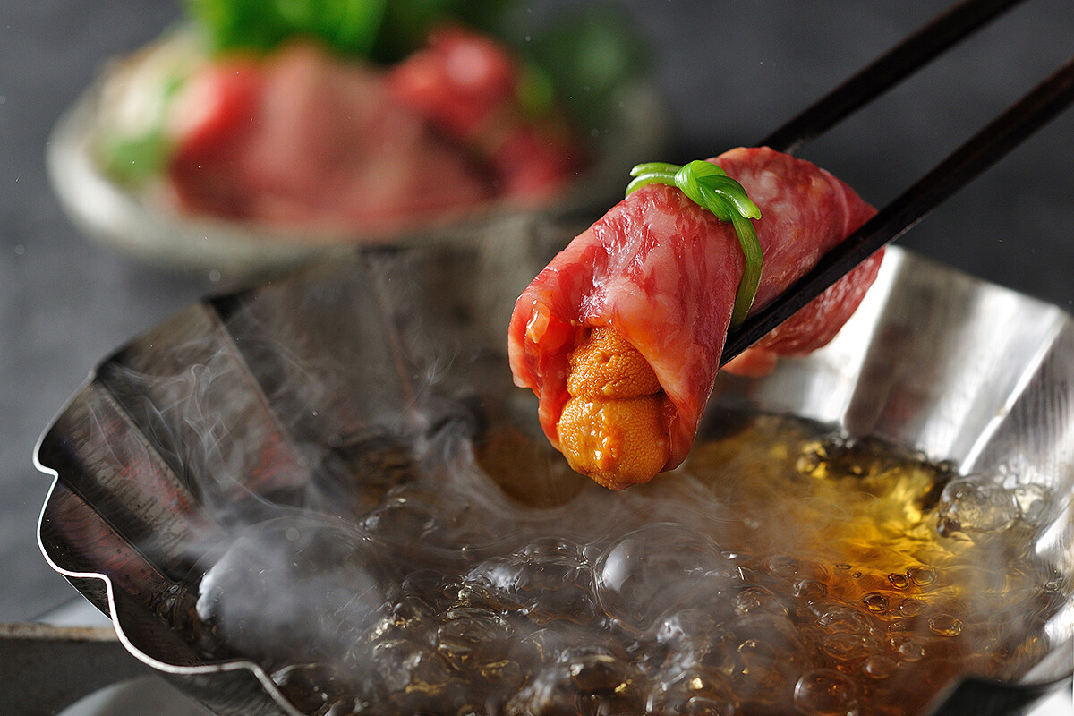 會席料理小鍋「牛肉山海俵鍋」。