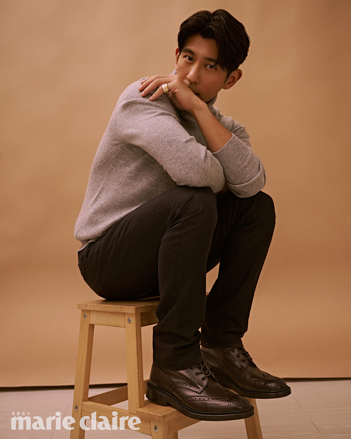 Quatre Radiant Edition系列戒指，Boucheron；Johnstons of Elgin灰色羊絨高領毛衣、Private White棉麻混紡海軍藍卡其褲、Tricker&rsquo;s Stow 摩卡色雕花短靴，all by Mr. Manners。