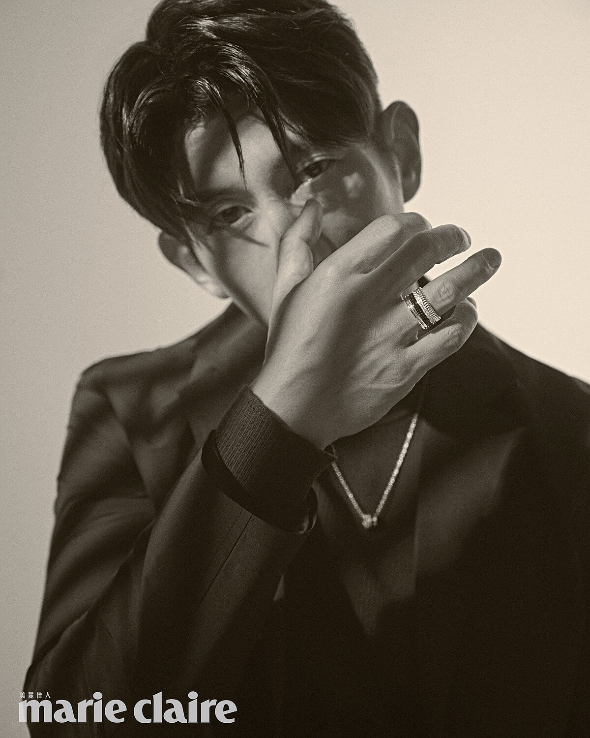 Paper Wool輕量西裝外套、Second Skin 羊毛圓領上衣，all by Peter Wu；Quatre Black系列項鍊、戒指，both by Boucheron。