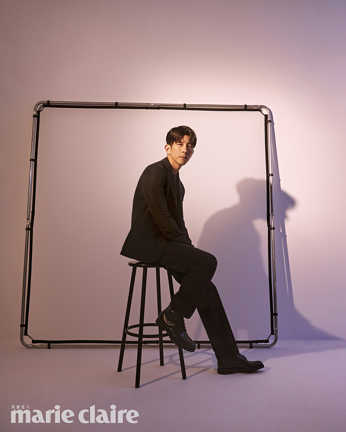 Paper Wool輕量西裝外套、Second Skin 羊毛圓領上衣、Paper Wool輕量長褲，all by Peter Wu；Quatre Black系列項鍊、戒指，both by Boucheron；Cheaney 黑色小牛皮軍靴，Mr. Manners。