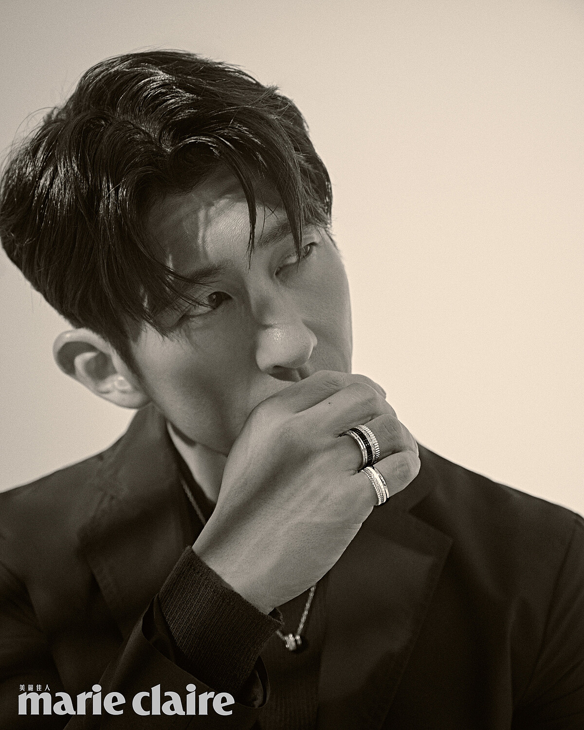 Paper Wool輕量西裝外套、Second Skin 羊毛圓領上衣，all by Peter Wu；Quatre Black系列項鍊、戒指，both by Boucheron。