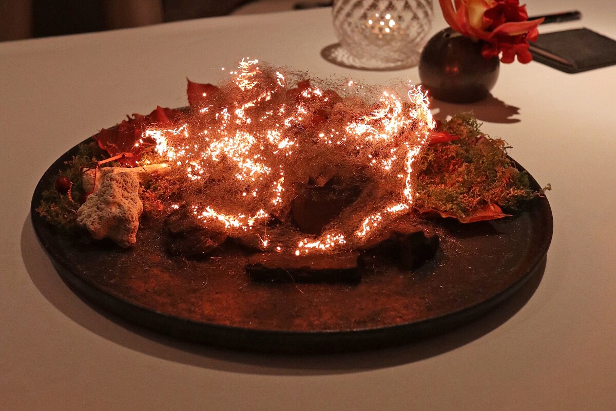 特別設計視覺體驗，透過火光閃爍、煙火味呈現。