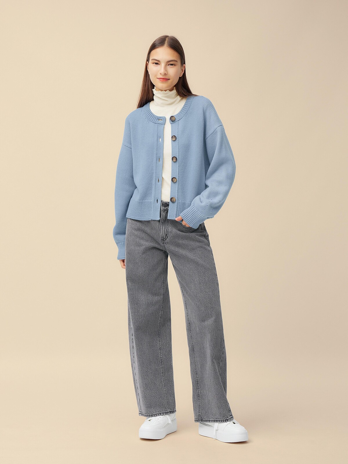 圓領開襟外套優惠價590元。