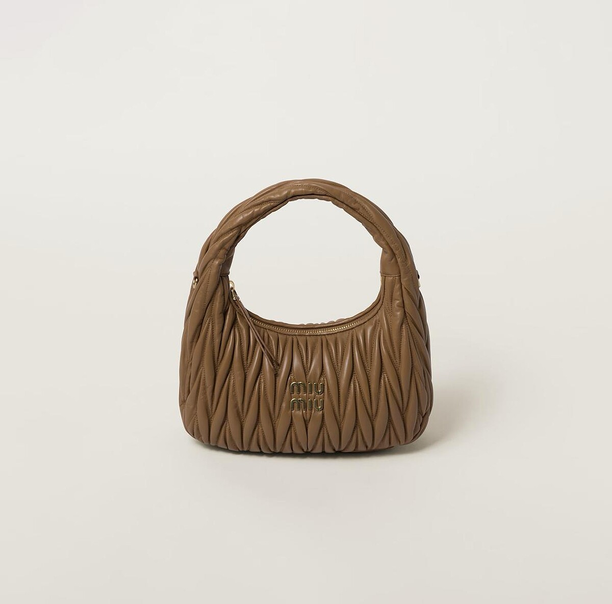 Miu Miu Wander Matelass&eacute;納帕軟皮半月形手袋 NT$89,000。