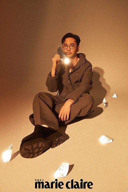 灰色連帽夾克、白色背心、灰色西裝褲，Ferragamo ；黑皮鞋，PRADA。