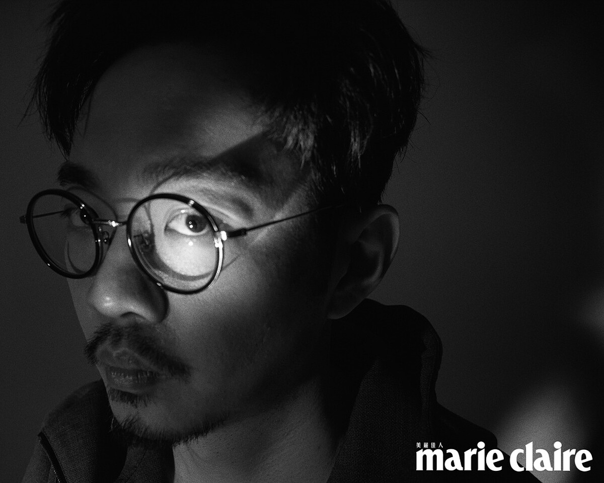 灰色連帽夾克、白色背心、灰色西裝褲，Ferragamo ；黑皮鞋，PRADA。