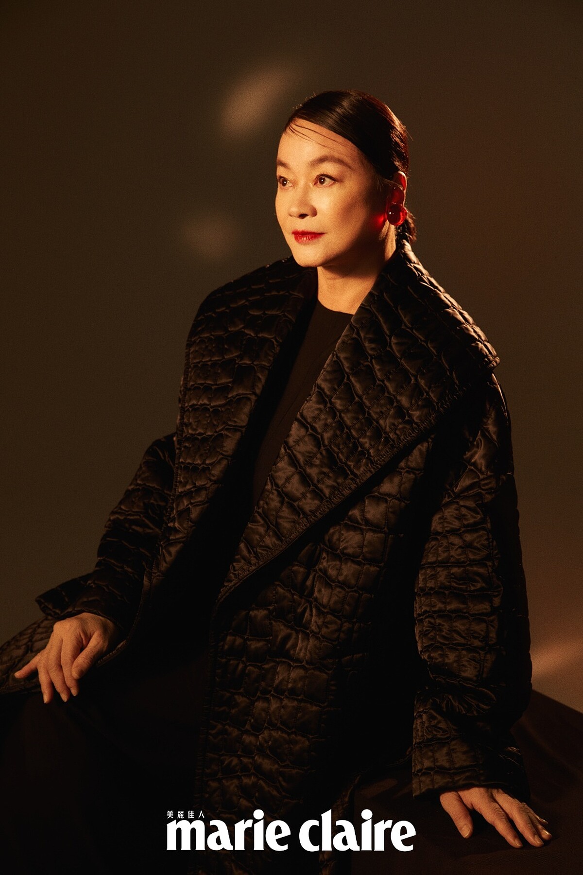 黑色翻領壓紋外套、黑色高跟鞋，Versace ；紅色耳環，Ferragamo ；黑色洋裝，ZARA。