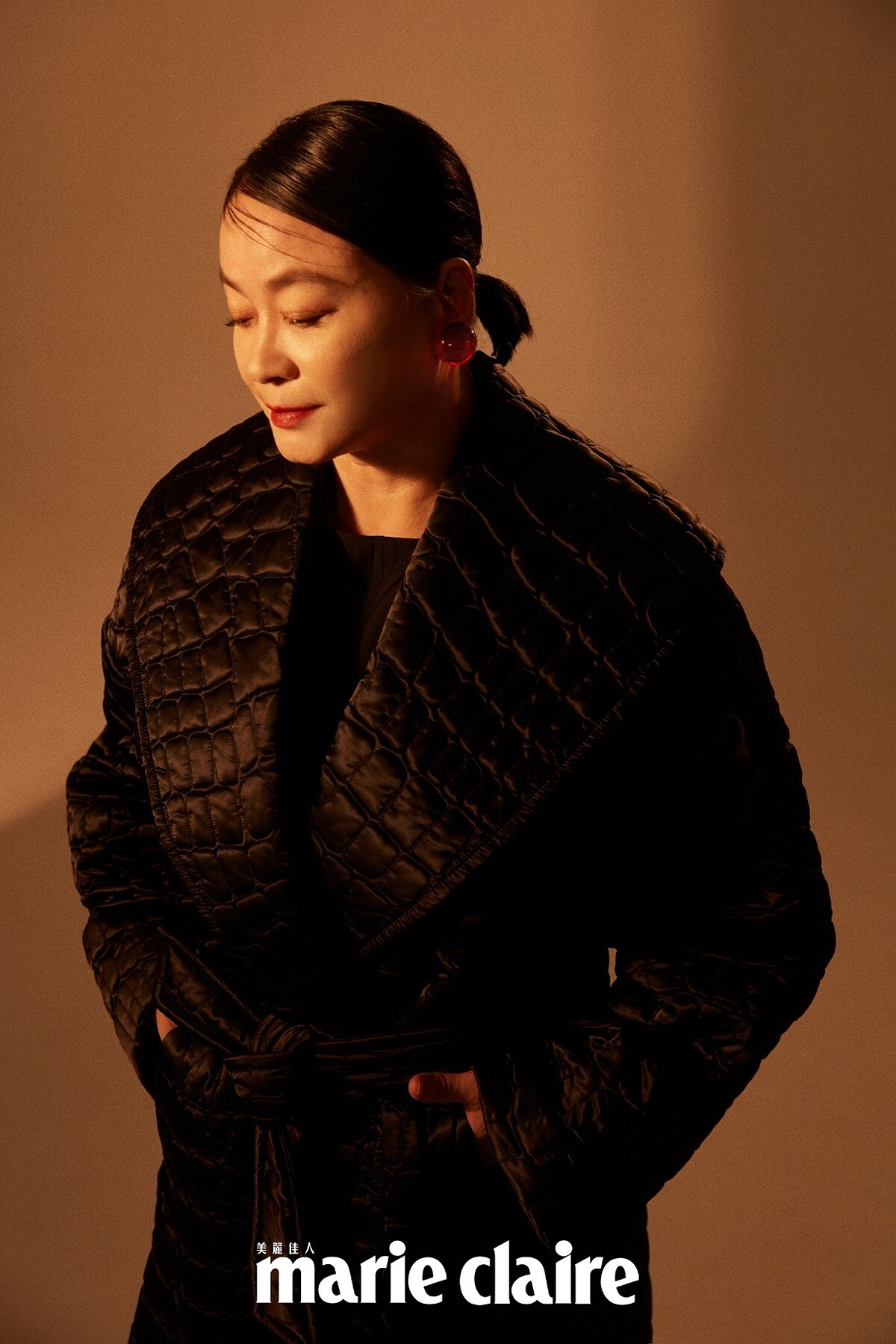 黑色翻領壓紋外套、黑色高跟鞋，Versace ；紅色耳環，Ferragamo ；黑色洋裝，ZARA。