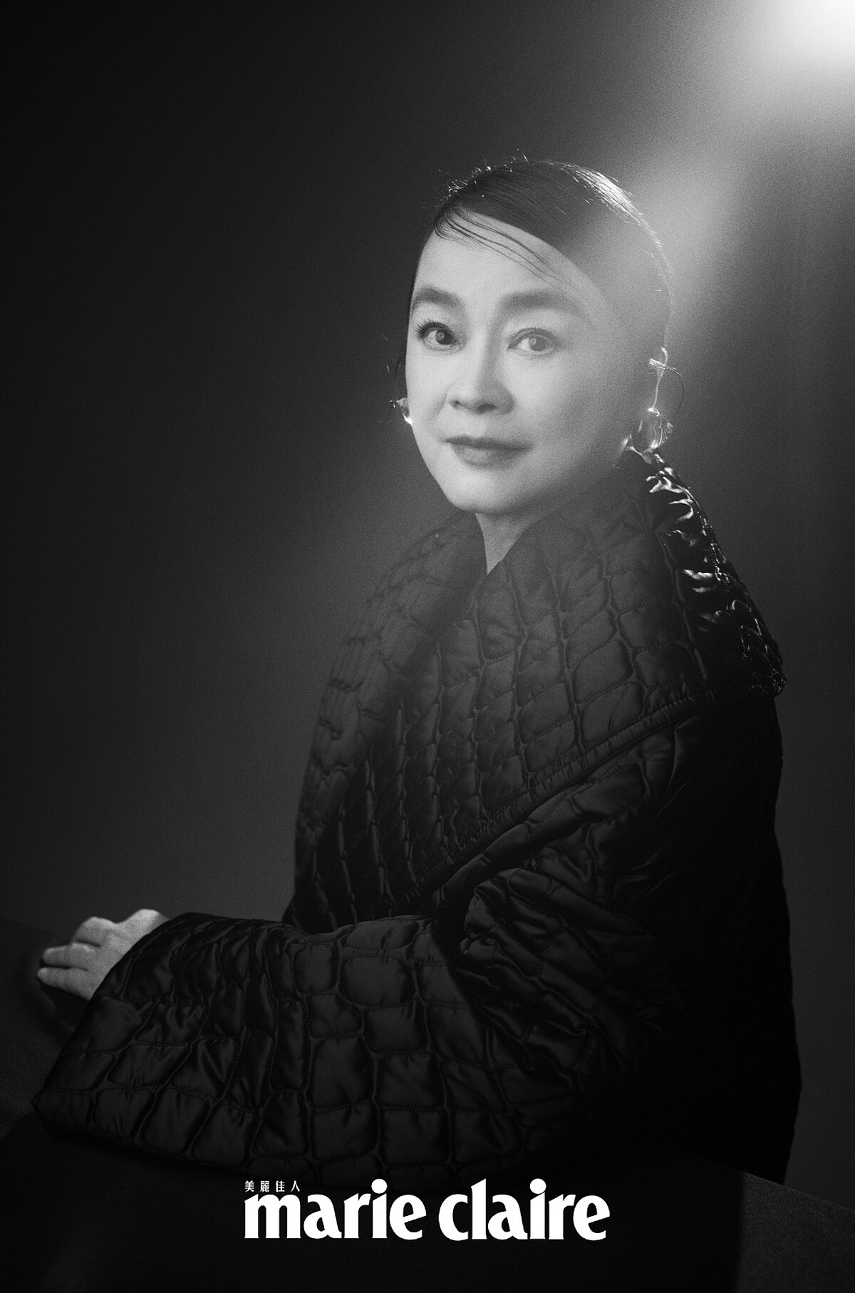 黑色翻領壓紋外套、黑色高跟鞋，Versace ；紅色耳環，Ferragamo ；黑色洋裝，ZARA。