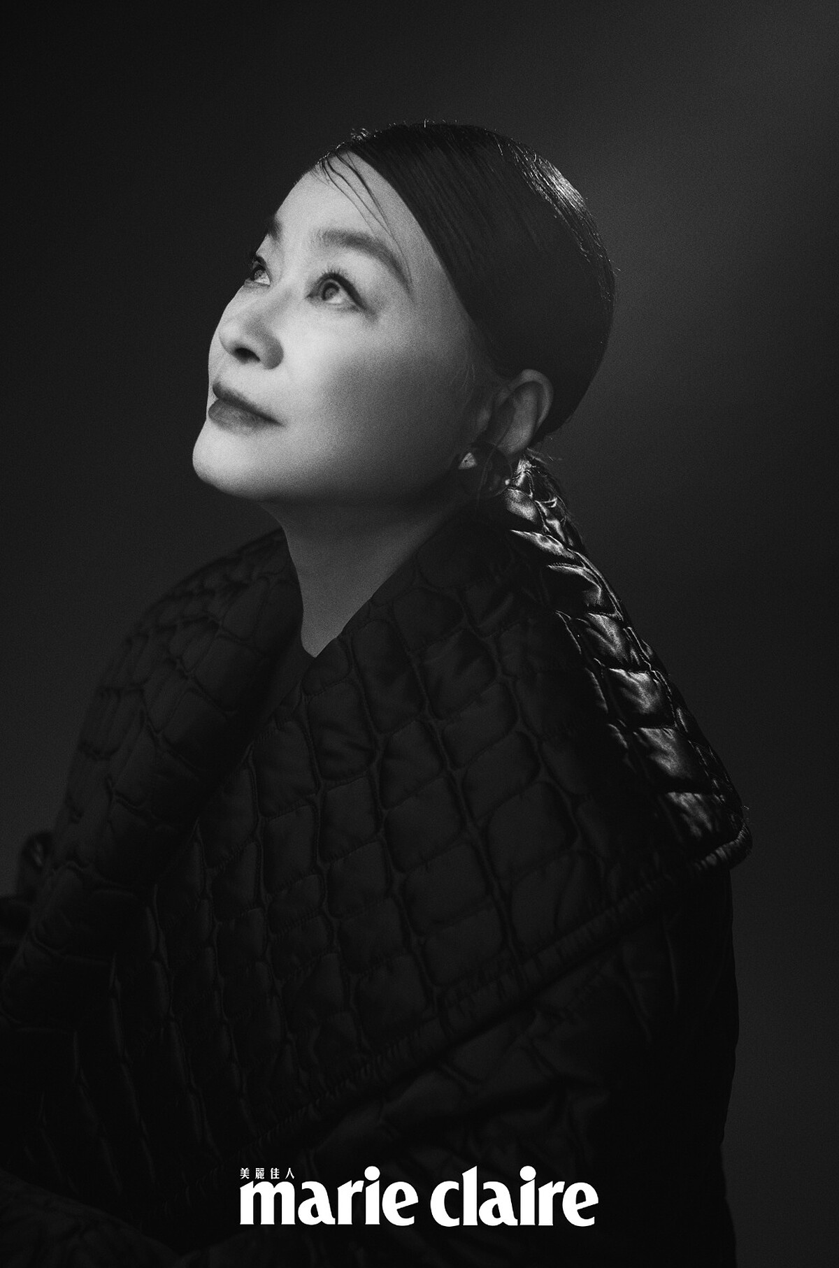 黑色翻領壓紋外套、黑色高跟鞋，Versace ；紅色耳環，Ferragamo ；黑色洋裝，ZARA。