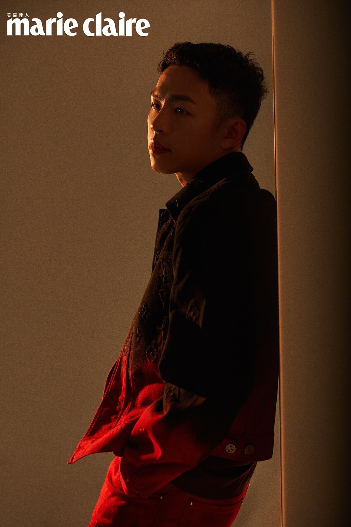 黑色襯衫、紅色丹寧外套、長褲，Louis Vuitton 。