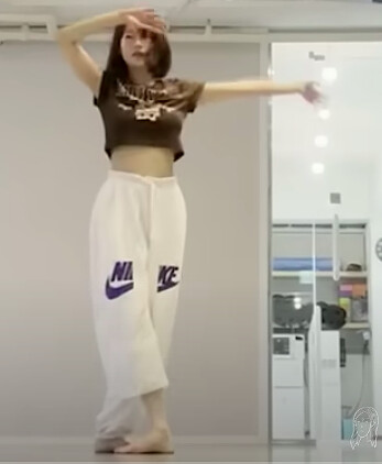 李瑜美跳舞的畫面(截自《趙賢雅的星期四晚上》)。