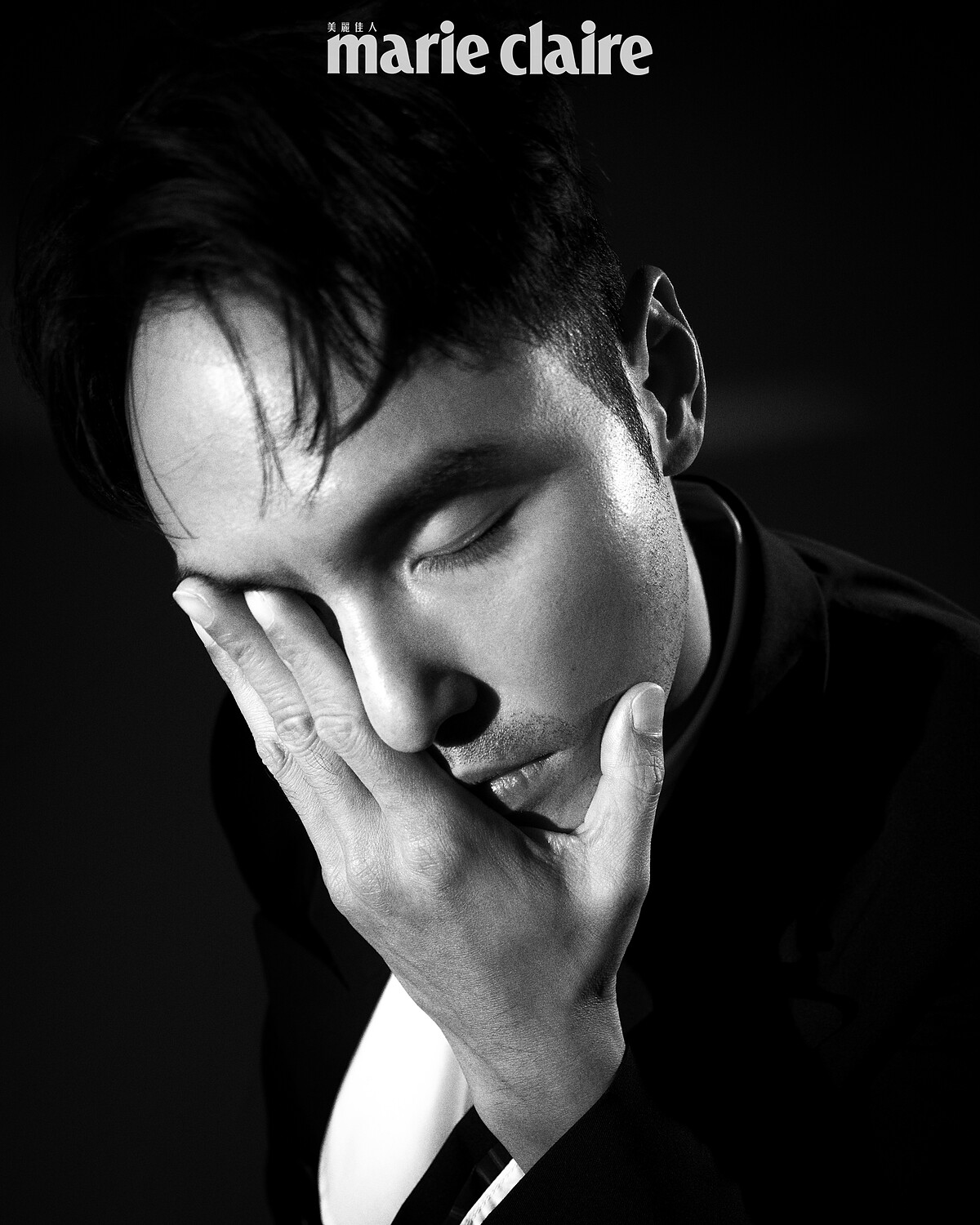 黑色西裝外套、白襯衫、黑色長褲/all by Yohji Yamamoto