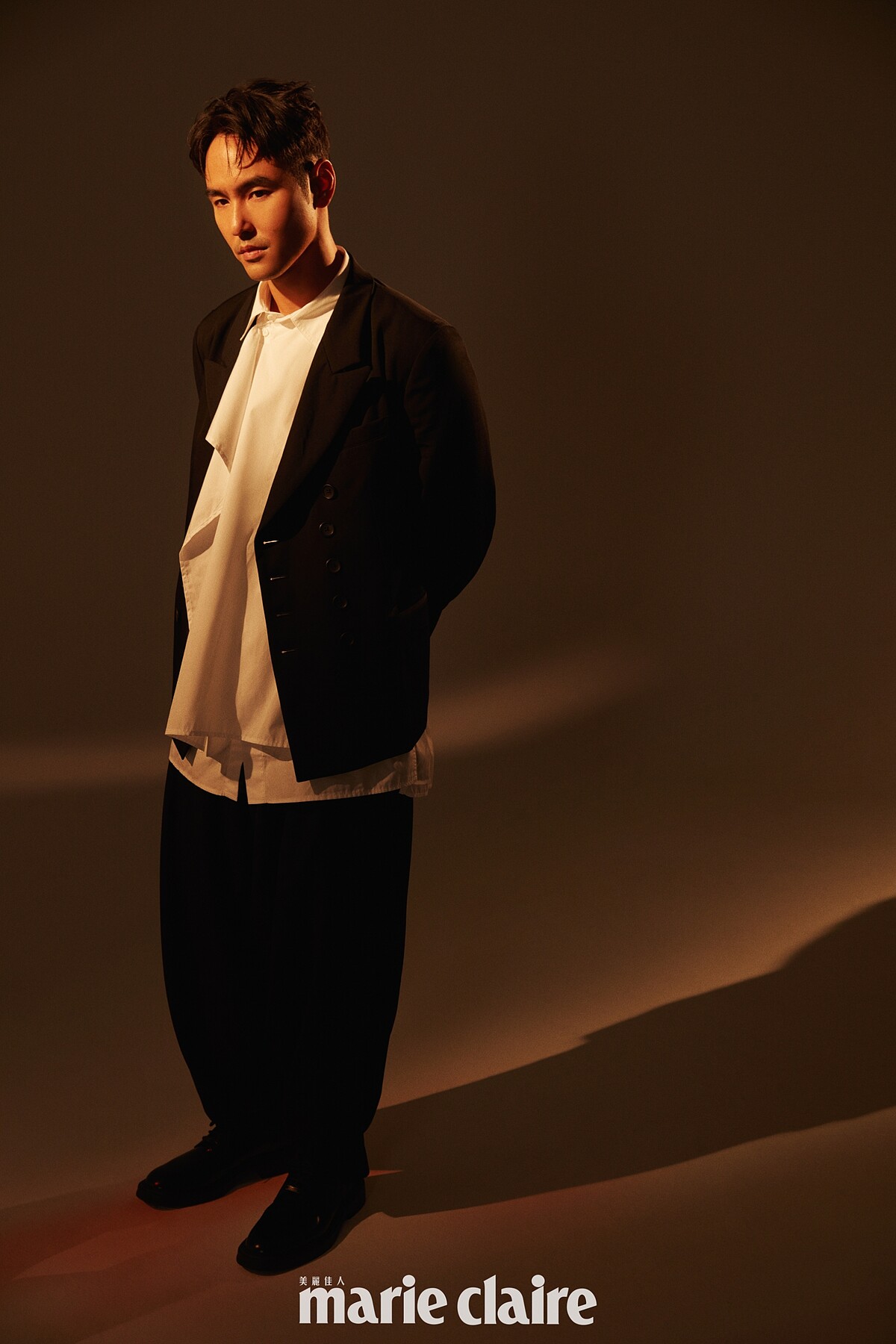 黑色西裝外套、白襯衫、黑色長褲/all by Yohji Yamamoto 黑色皮鞋/Tod’s