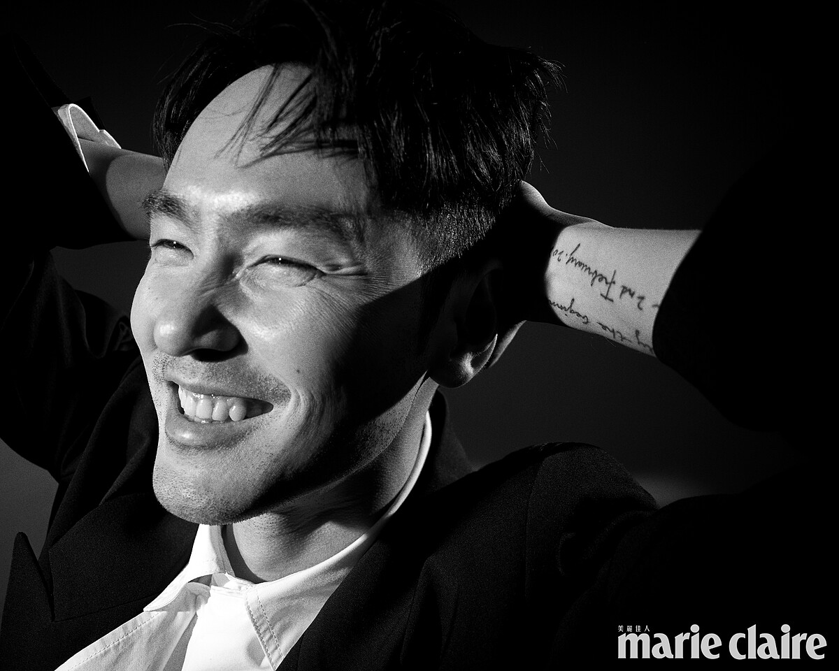 黑色西裝外套、白襯衫/both by Yohji Yamamoto