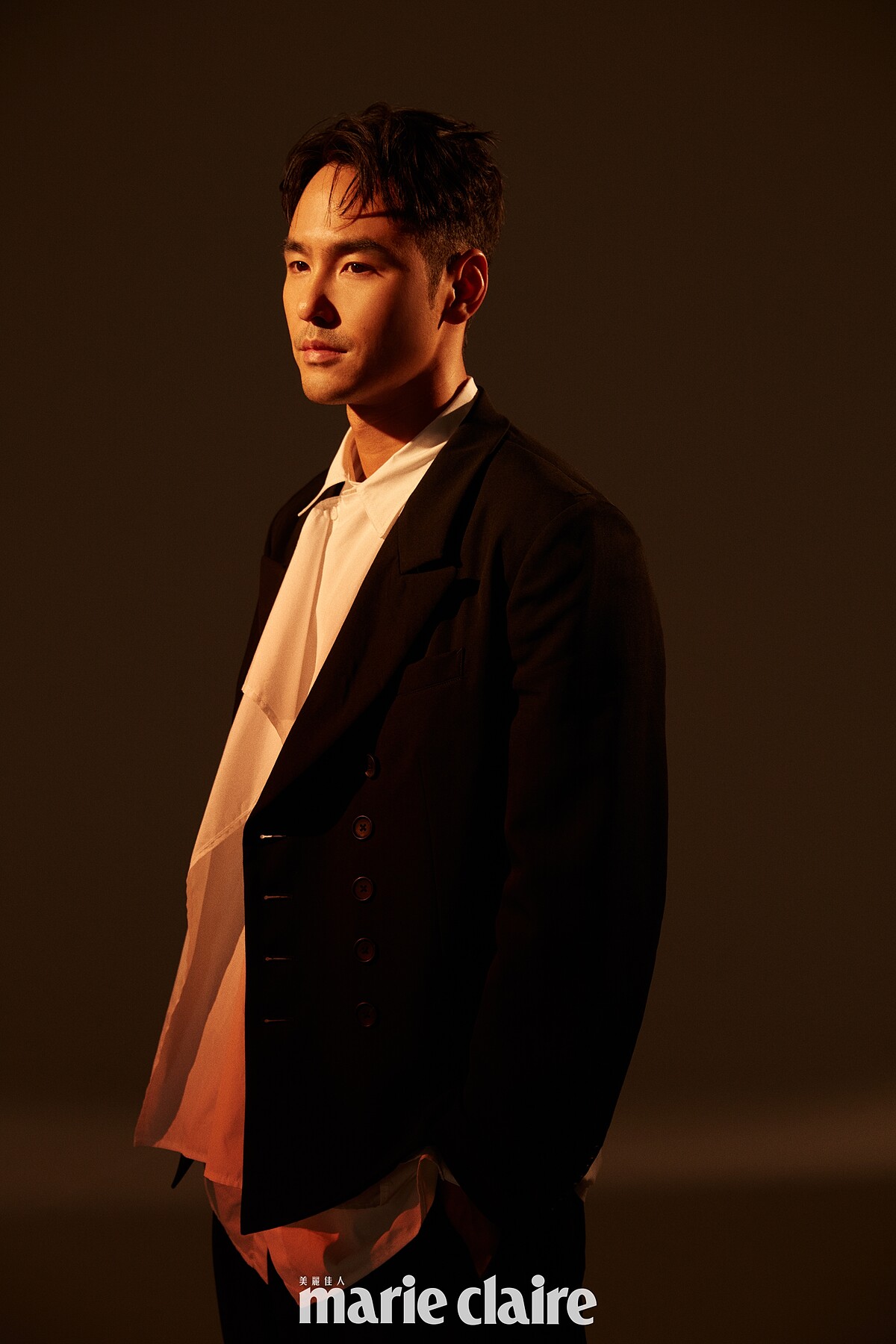 黑色西裝外套、白襯衫、黑色長褲/all by Yohji Yamamoto