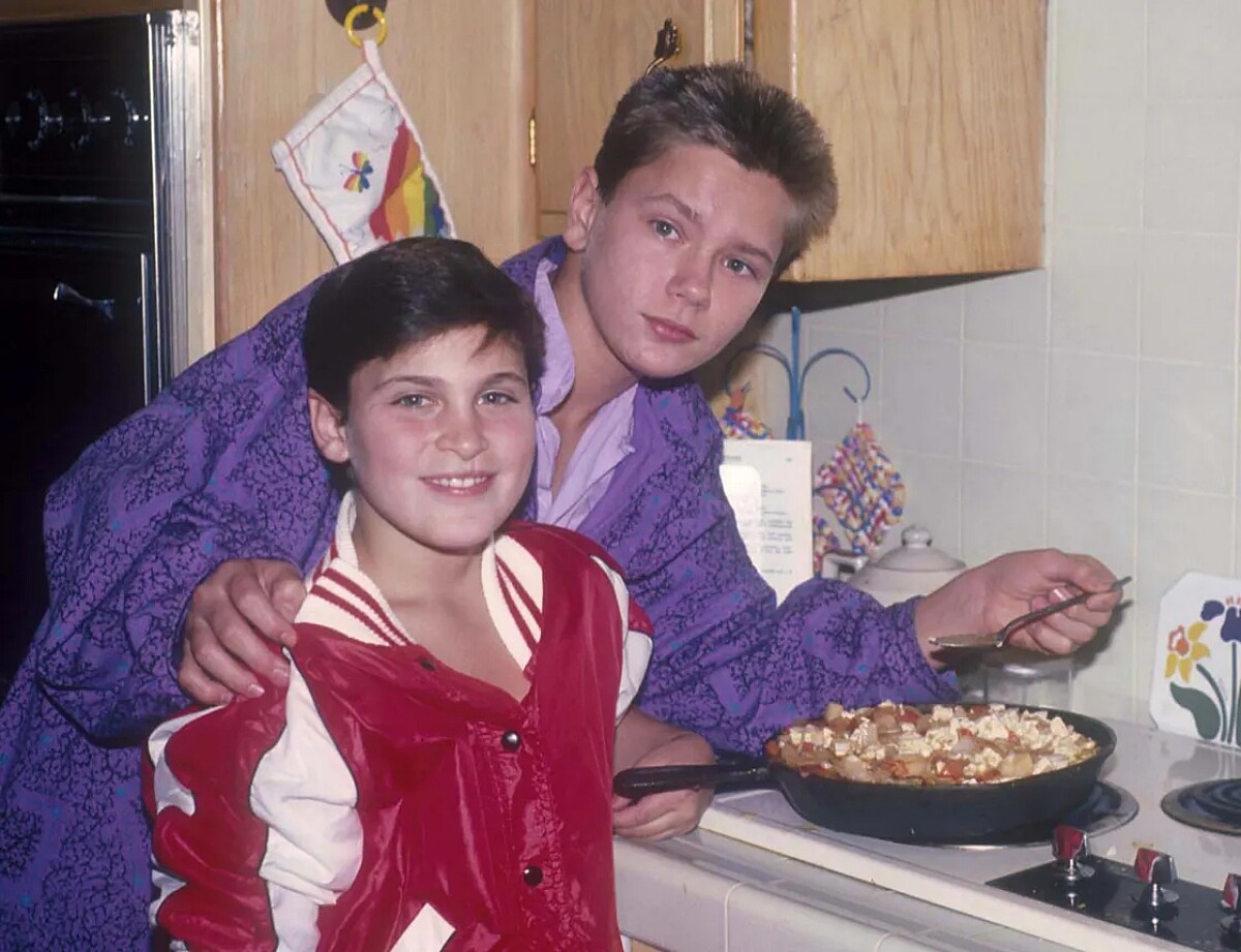 瓦昆菲尼克斯與哥哥年幼的合照。