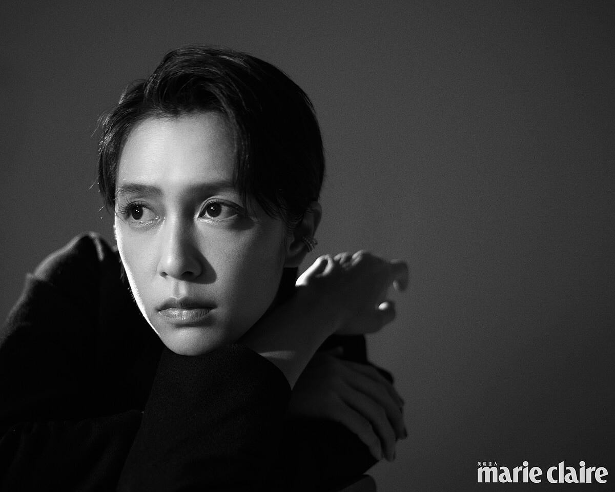 咖啡色寬沿帽、黑色西裝外套、灰色毛呢大口袋外套／both by Yohji Yamamoto