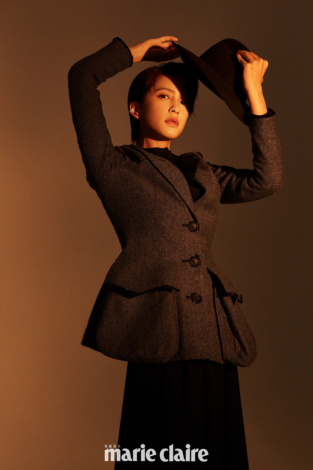 咖啡色寬沿帽、黑色西裝外套、灰色毛呢大口袋外套、黑色長裙／all by Yohji Yamamoto