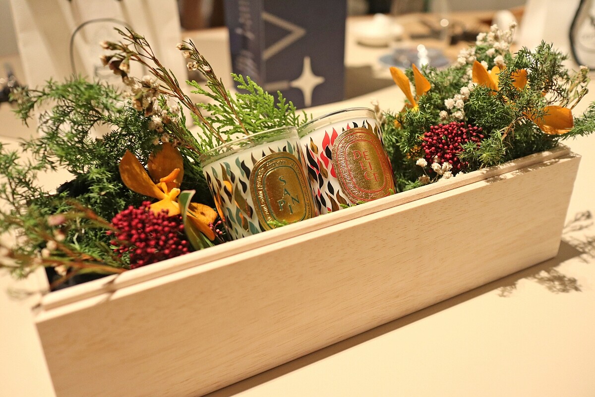 此次餐會每位用餐賓客均可獲得 Diptyque 經典系列香氛蠟燭35g一顆（隨機贈送）。