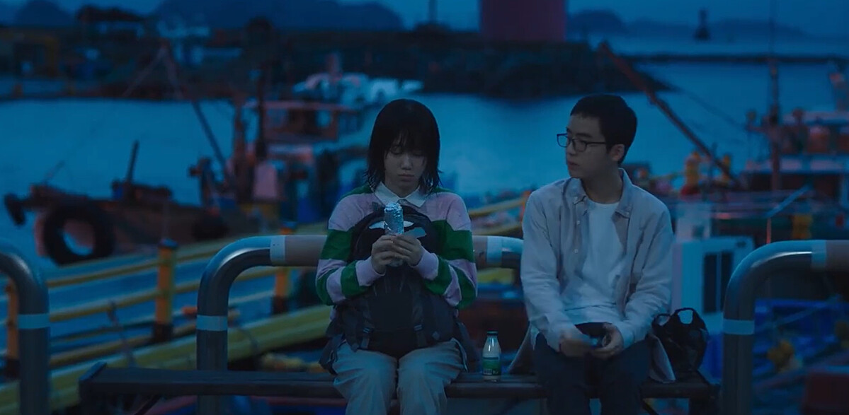 基浩(右)買了船票和紫菜捲給木河(左),要她有心理準備逃亡的日子