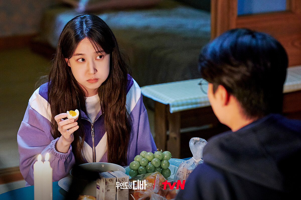 遇學將木河帶回家藏在頂樓,交代木河點蠟燭別開燈,免得被人發現