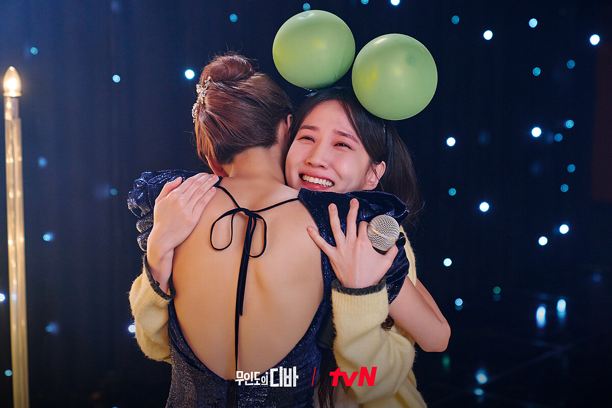 蘭珠走到後台看是誰為她代唱,問了名字立刻擁木河入懷裡