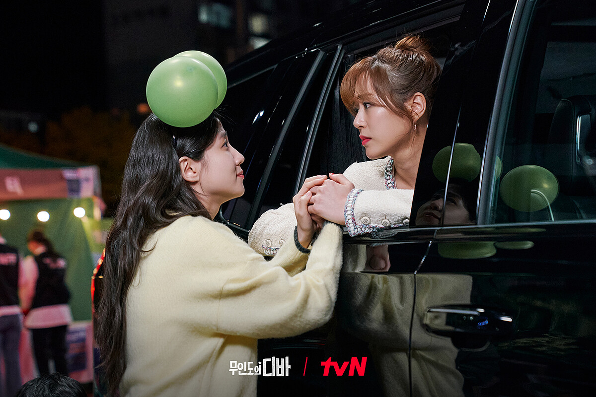 蘭珠(右)記得15年前失約的木河(右),沙篸慶典讓兩人重逢,彼此惺惺相惜捨不得分開