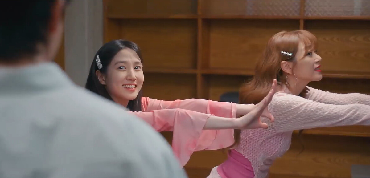 蘭珠和木河在頂樓”複習”勁歌熱曲,扭腰擺臀被保傑撞見