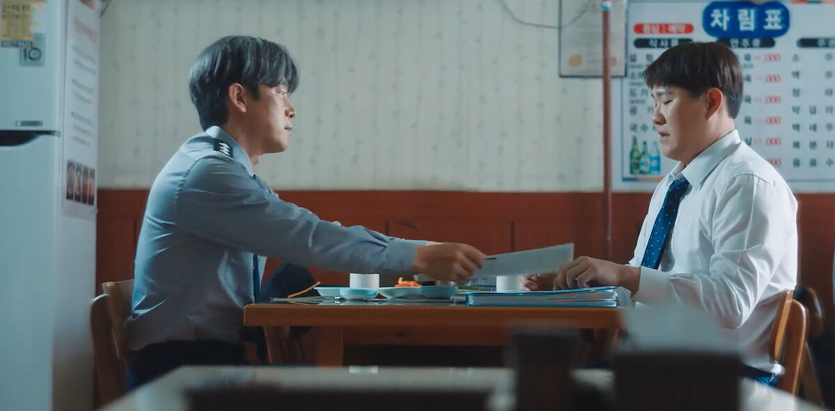 鄭奉完(左)向大雄(右)買保險,大雄勸他別買,沒子嗣繼承何必投保?但鄭奉完堅信基浩活著,受益人偏要寫基浩