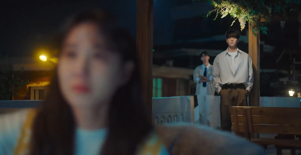 木河在天台練唱《那一夜》想念基浩,保傑在身後靜靜看著,不知道遇學在他身後也靜靜看著,若有所思