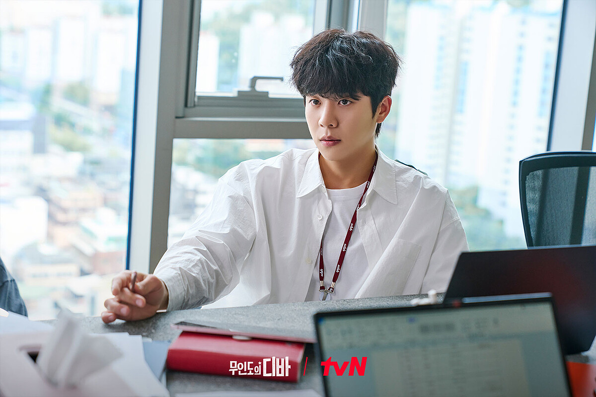 保傑對木河就是社會人士的要求,並不同情她脫離現實15年的生活