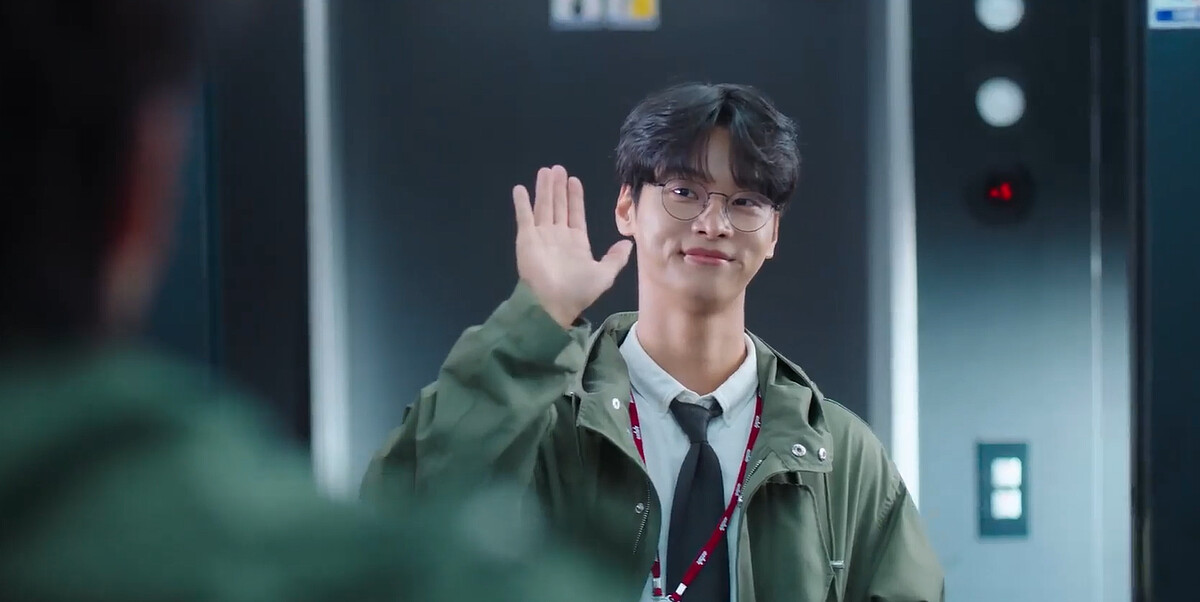 遇學在公司電梯裡遇到保傑,總是黏著保傑的遇學很開心