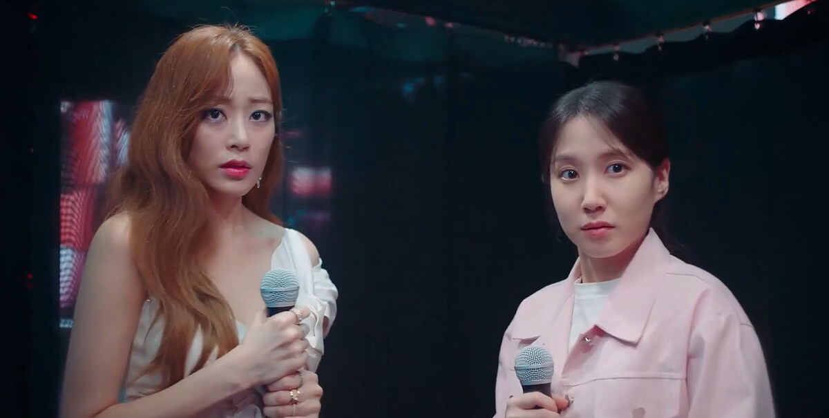 蘭珠和木河躲在攝影棚後台,兩人交換了麥克風,準備讓木河代唱