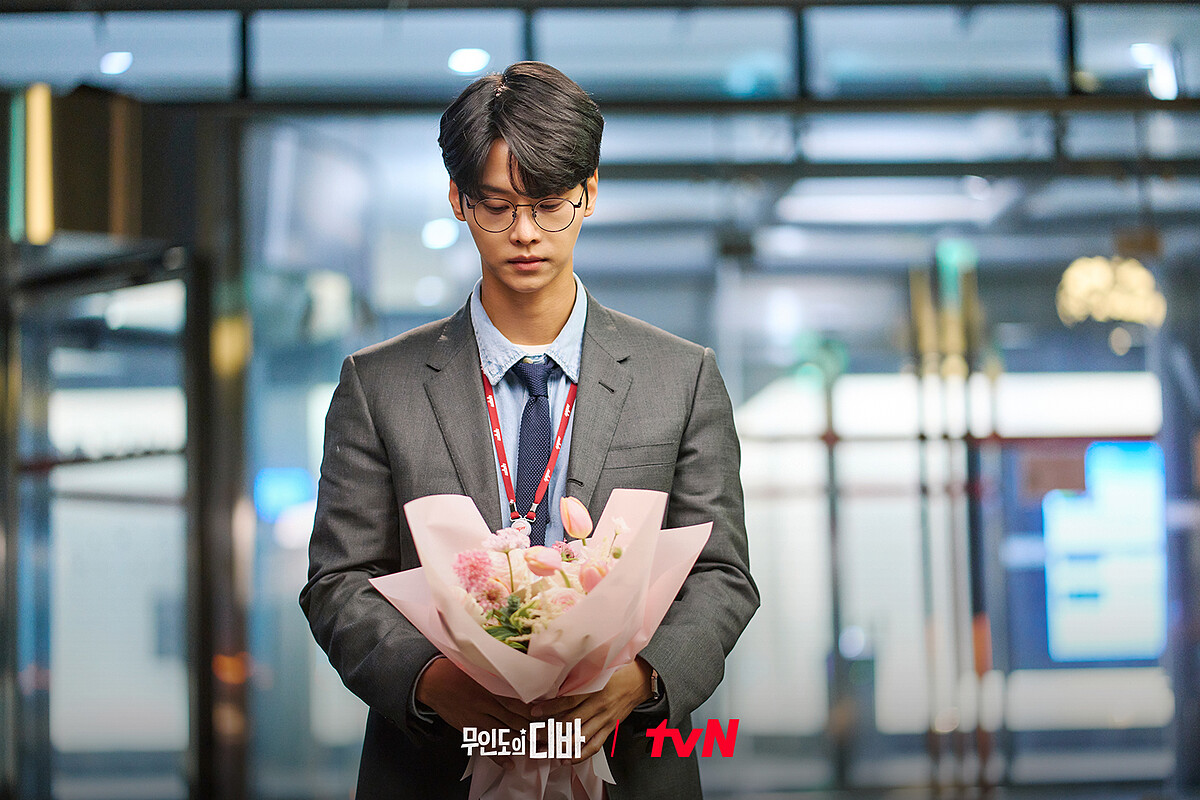 遇學收到屬名基浩送給木河的花束,有些鬱鬱寡歡