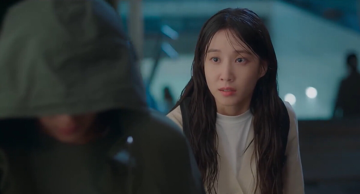 木河問穿綠風衣、救她逃跑的男子是基浩嗎?