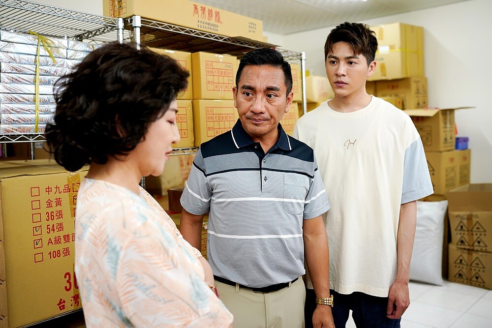 美秀講電話東家長西家短，忘了新峰說要報警，新峰逃回家斥責美秀他差點沒命