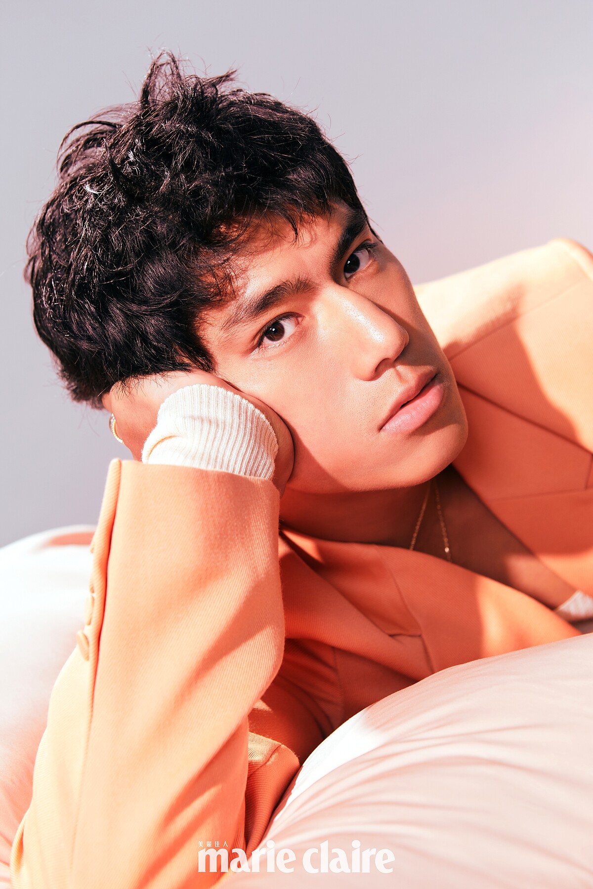 象牙色圓領針織衫、橘色西裝外套，both by Gucci；Quatre 系列鍊墜項鍊、Quatre 系列Y字鍊，both by Boucheron。