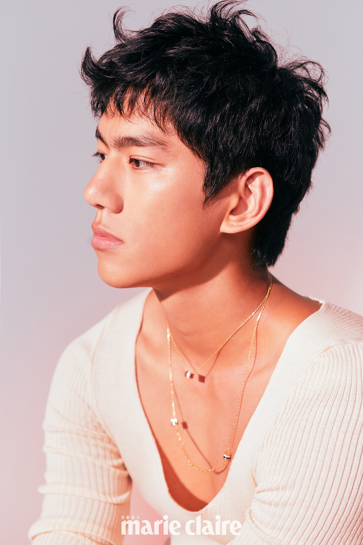 象牙色圓領針織衫，Gucci；Quatre系列鍊墜項鍊、Quatre系列Y字鍊，both by Boucheron。