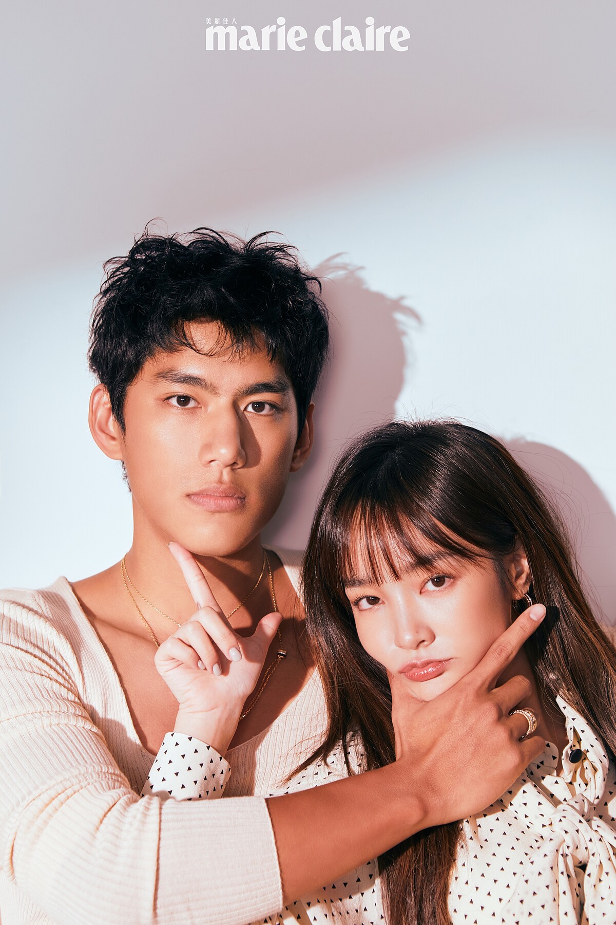 朱軒洋／象牙色圓領針織衫，Gucci；Quatre系列鍊墜項鍊、Quatre系列Y字鍊、Quatre系列寬版戒指，all by Boucheron。王淨／波卡圓點綁帶澎袖襯衫，Balmain；Quatre系列耳環，Boucheron。