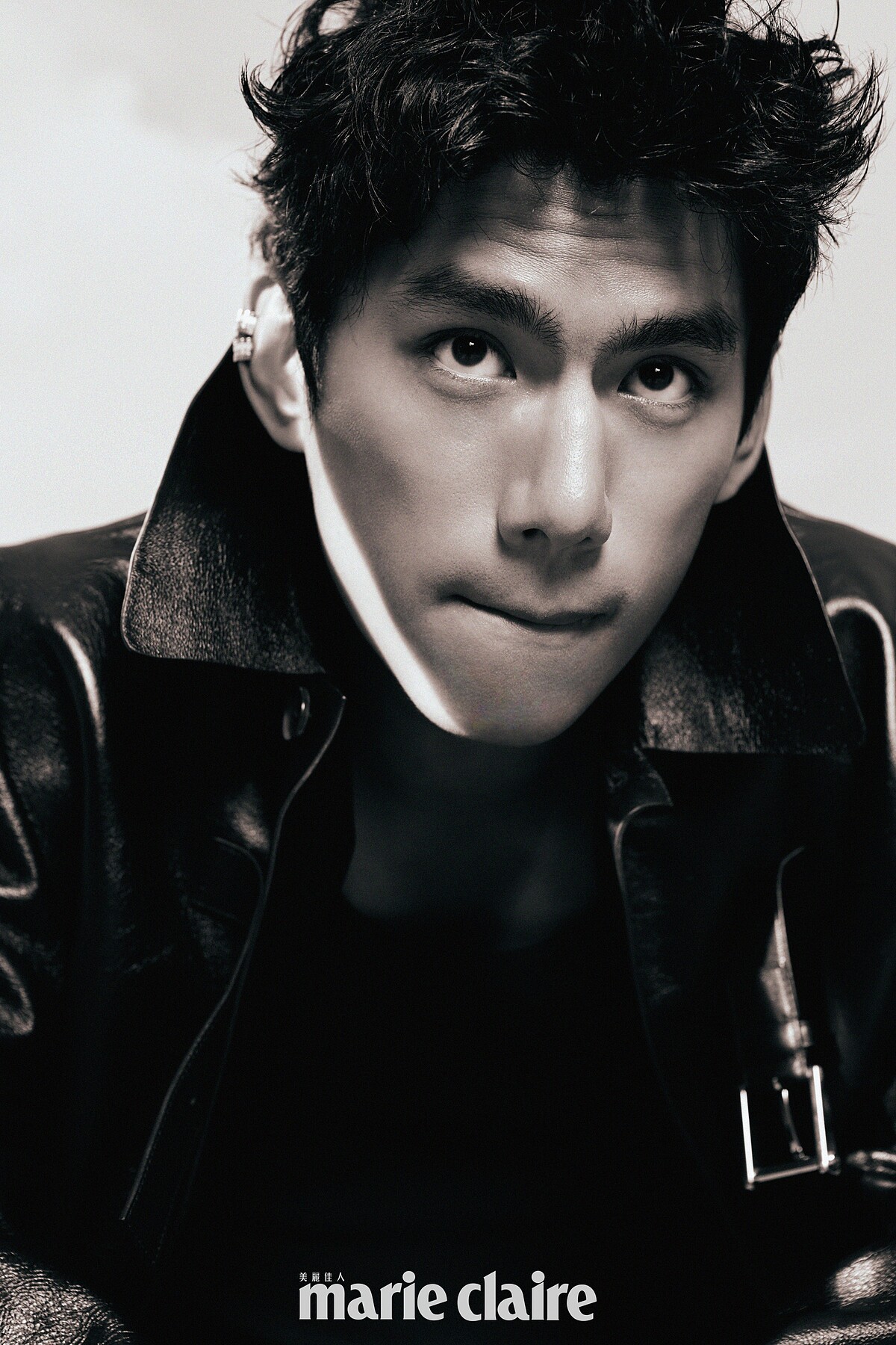 黑色皮大衣，Versace；深藍色背心，Ferragamo；Quatre系列白K耳扣、Quatre系列黃K耳扣，both by Boucheron。