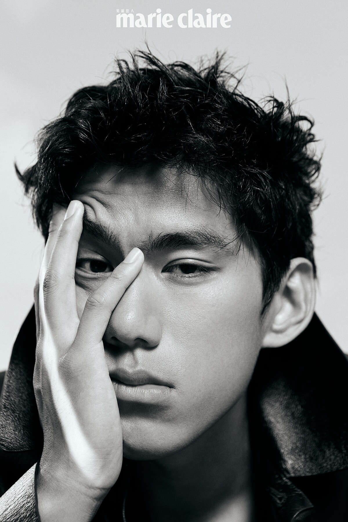 黑色皮大衣，Versace；深藍色背心，Ferragamo。