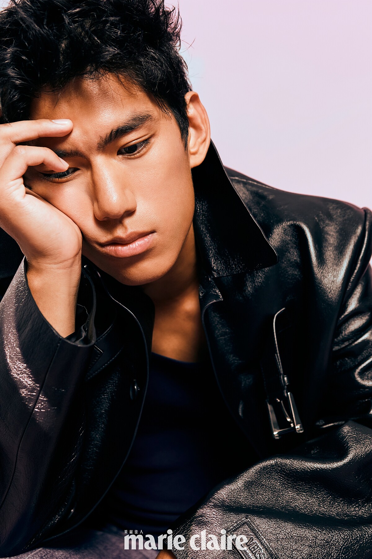 黑色皮大衣，Versace；深藍色背心，Ferragamo。