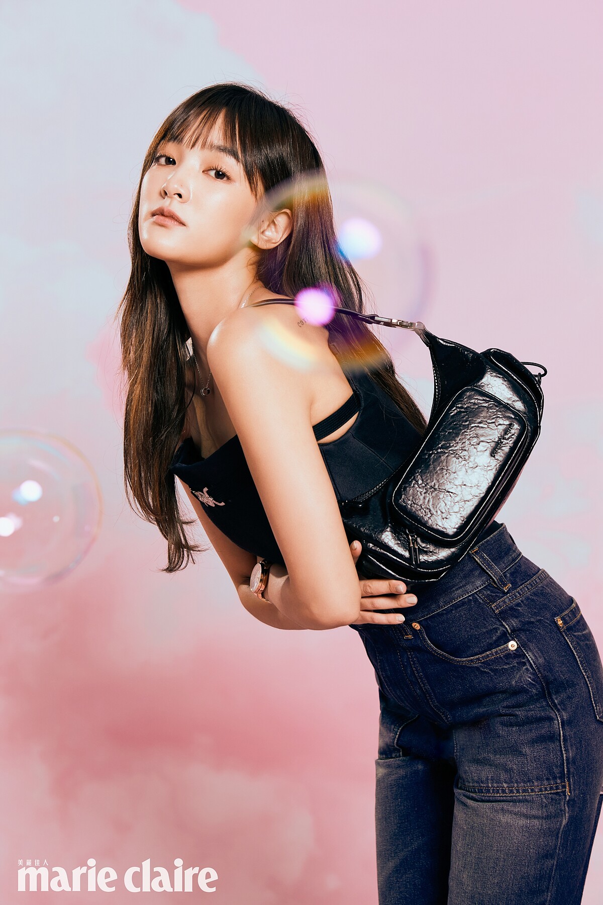 黑色馬甲，Versace；丹寧長褲，Balmain；Quatre鍊墜項鍊，Boucheron；Seiko Lukia 玫瑰金腕錶，Seiko；Soleil 軟質肩背包，Charles & Keith。