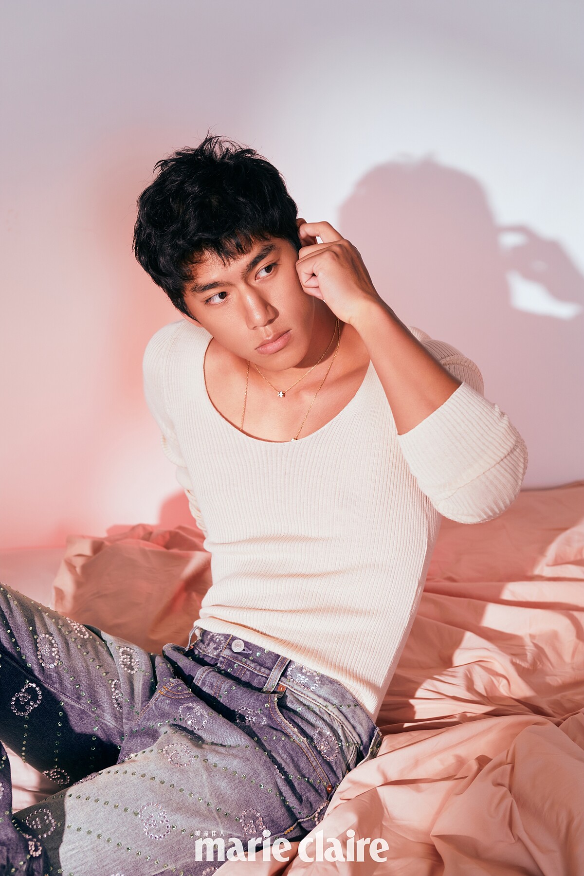 朱軒洋／象牙色圓領針織衫、水鑽刺繡牛仔長褲，both by Gucci；Quatre系列鍊墜項鍊、Quatre系列Y字鍊，both by Boucheron。